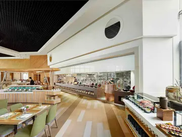 香港康得思酒店的全職餐廳「The Place」為美食愛好者提供各種受歡迎的自助餐。